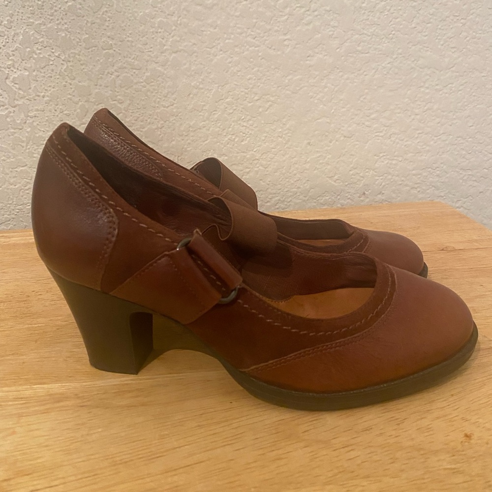 Nurture by Lamaze Classic Brown Heels